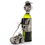 Kovový stojan na víno s motívom Záhradník s kosačkou, Promitor Vinorum | regioWine