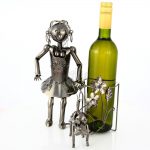 Kovový stojan na víno s motívom Dievča so psom, Promitor Vinorum | regioWine